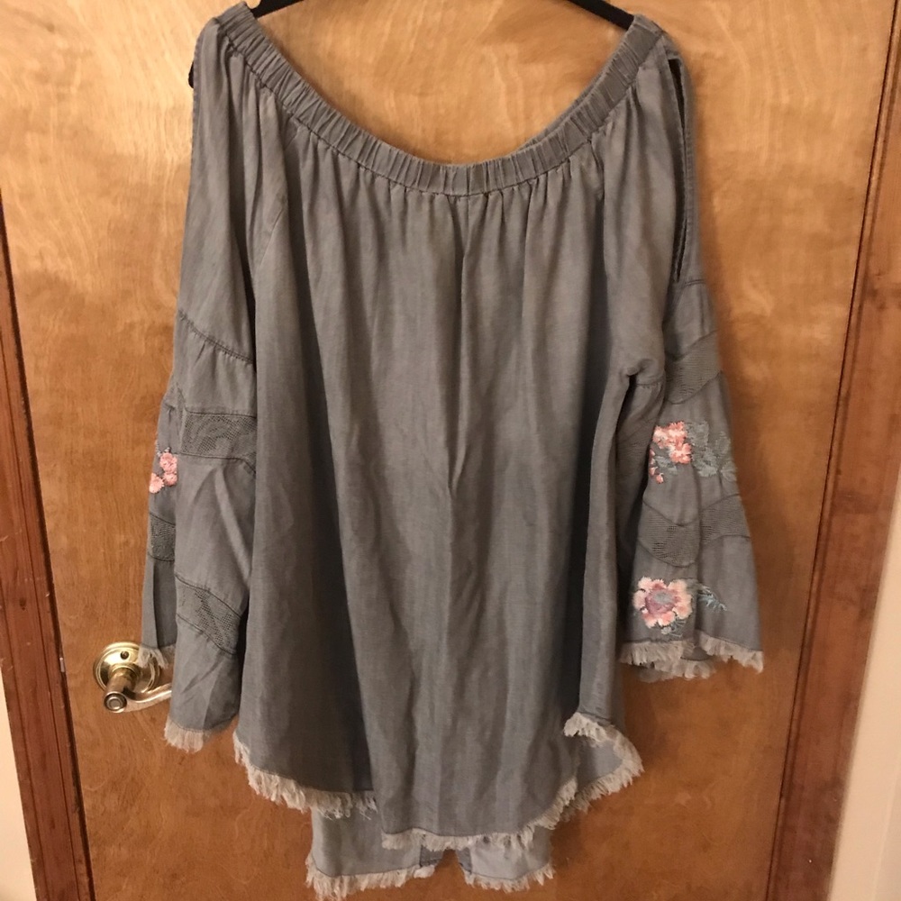 Boutique style top with embroidery on sleeves!